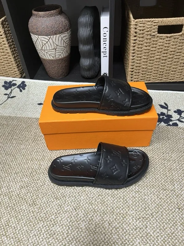 P270🏆Louis Vuitton 🏆[Louis Vuitton] Spring/Summer 2025 [Men's Flip Flops] 🎯🎯As an active family in the fashion industry ⭐ Lv is characterized by bold innovation ⚡Create this casual business style for Chinese fashionable men ✨The fabric is made of imported high-grade cowhide 🔥 Clean and neat ⚡Fashionable and elegant🌹Breathable, sweat-absorbent and deodorant👈So luxurious, high-end and domineering. 👍Must be sold if you repost the picture. Number of yards: 38--46. Color: 🎉 For large quantities. Welcome to repost.
